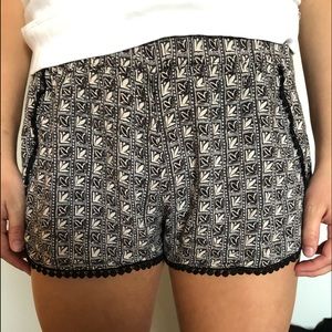 creme&black patterned shorts